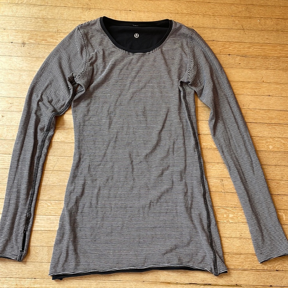 EUC Lululemon Work out top: Black/black&white striped reversible long sleeve! 🖤